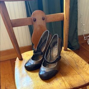 Two Lips Black and Tan Heels